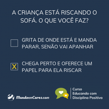 Criança que risca o sofá